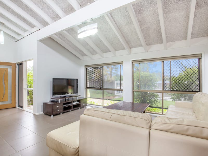 SPACIOUS RENOVATED FAMILY HOME 10