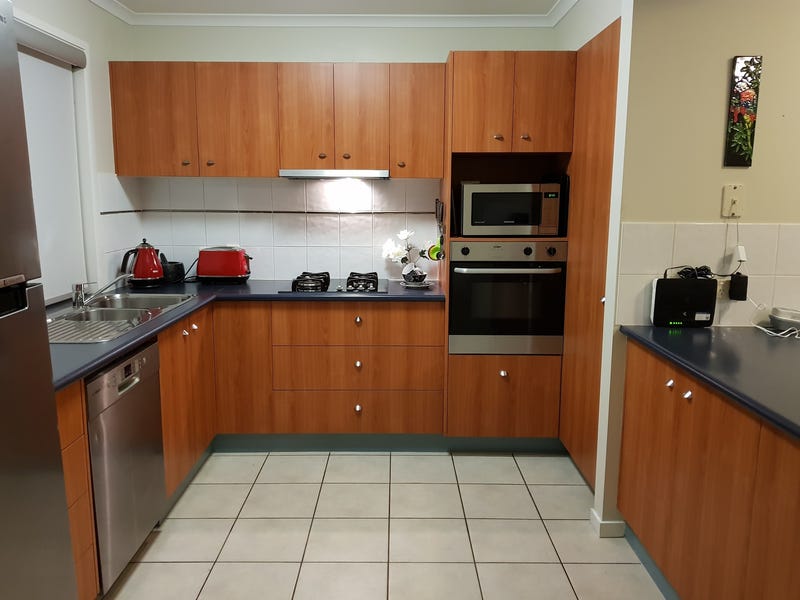 BEAUTIFULLY PRESENTED 3 BEDROOM TOWNHOUSE 9