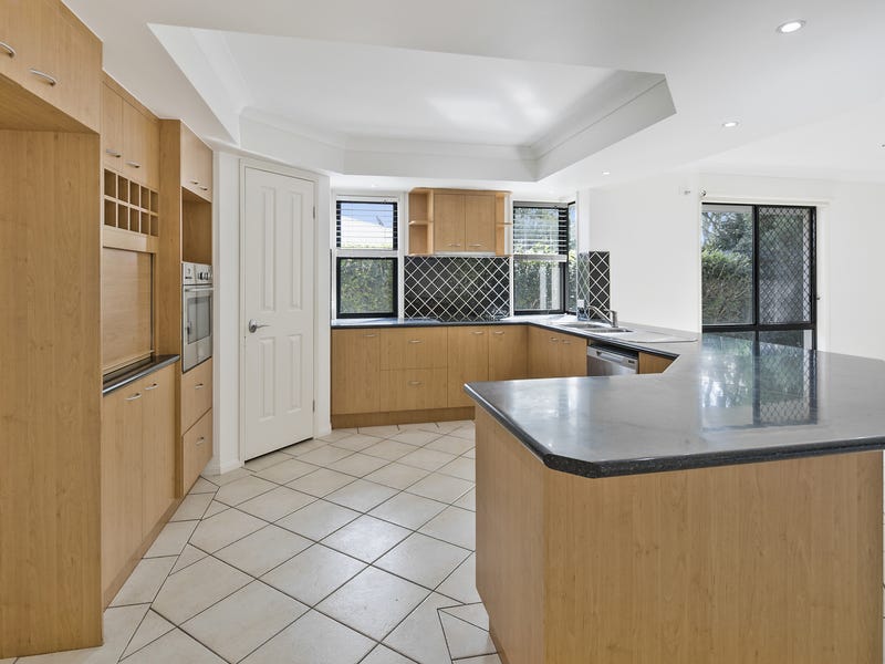 SUPERB FAMILY HOME IN SOUGHT 3
