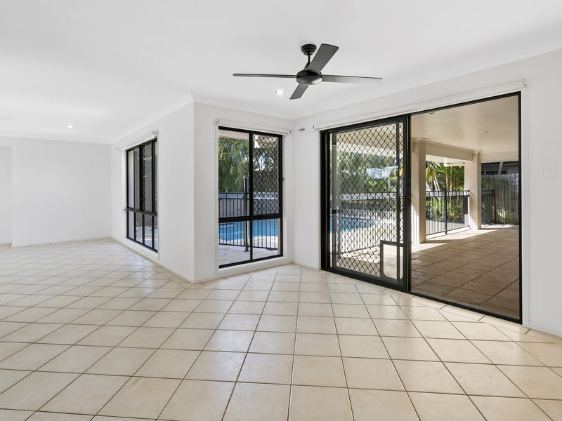 SUPERB FAMILY HOME IN SOUGHT 4