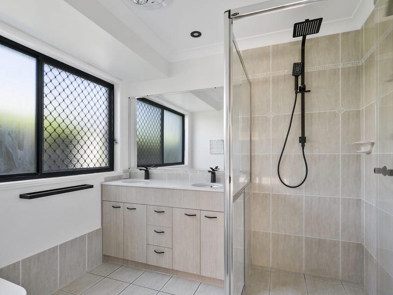 SUPERB FAMILY HOME IN SOUGHT 7