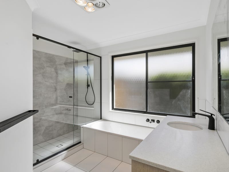 SUPERB FAMILY HOME IN SOUGHT 10