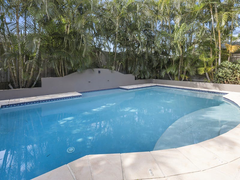 SUPERB FAMILY HOME IN SOUGHT 12