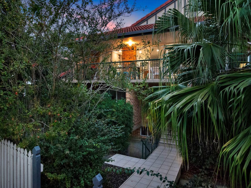 Move in ready unit, low body corporate & unbeatable location
