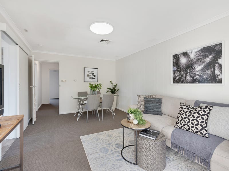 7 minutes walk to the beach ! Fully fenced yard !