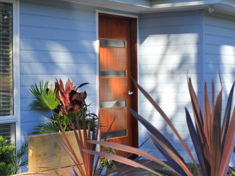 Stylishly presented light- filled home 8