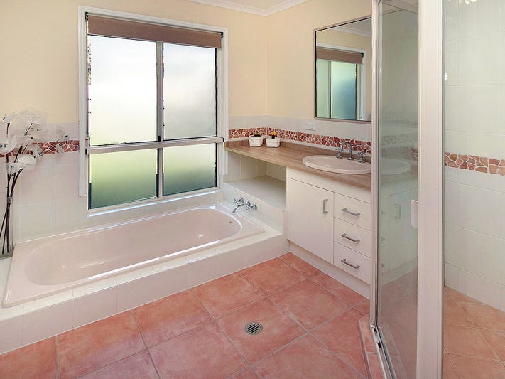 Beautiful 5 Bedroom Family Home 14