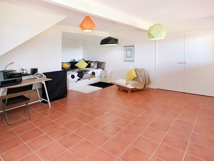 Beautiful 5 Bedroom Family Home 15