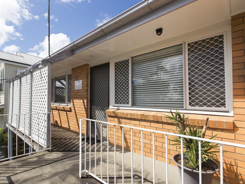 Spacious 1 bedroom apartment with old school charmand size