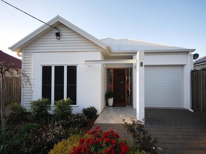 LOCATION, LOCATION, LOCATION! This 2 bedroom, 2 bathroom, 1 car lock- up garage villa ticks all the boxes.