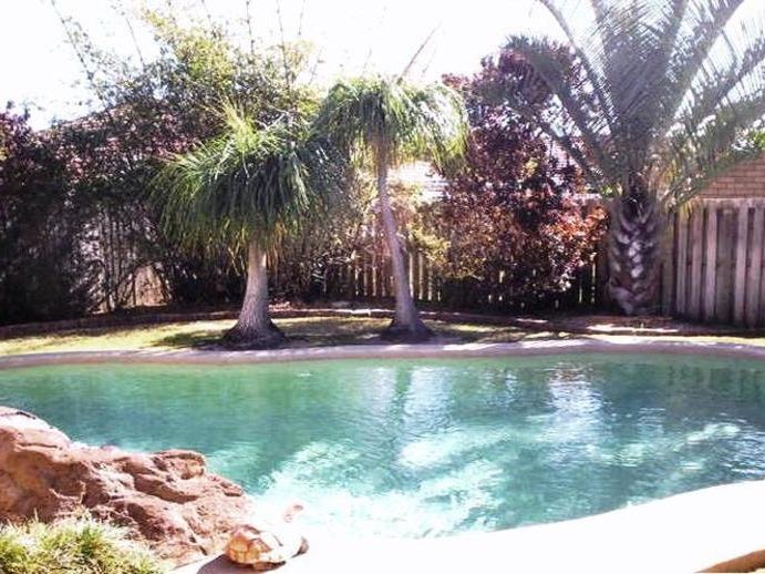 Roomy house with pool 2