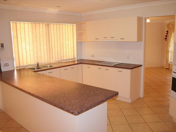 Roomy house with pool 3