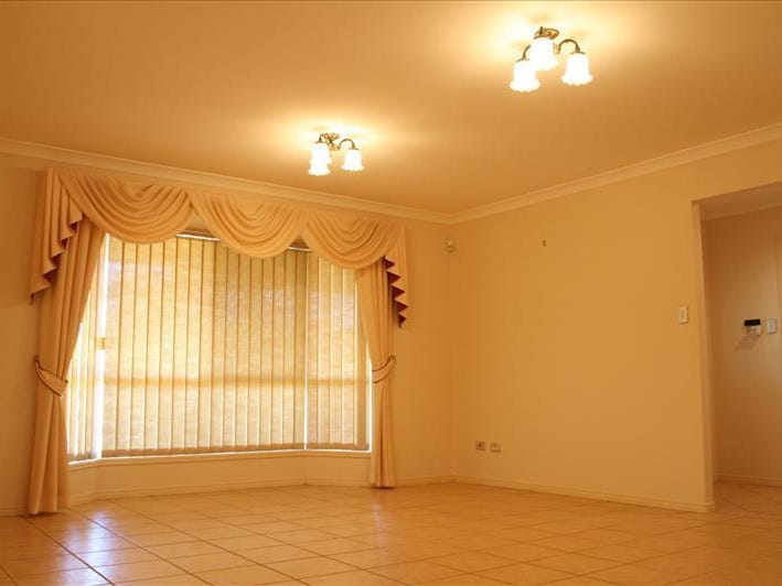 Roomy house with pool 8