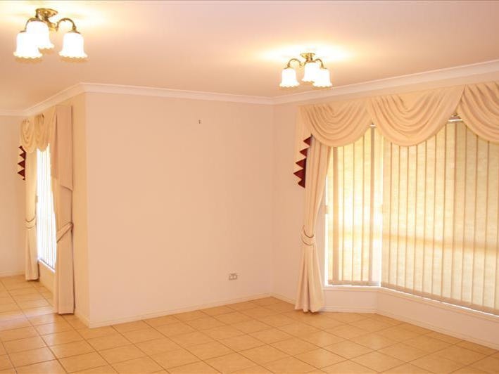 Roomy house with pool 9