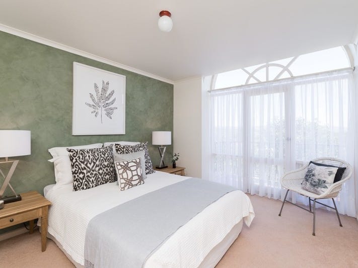 Ideally situated townhouse with stunning 2