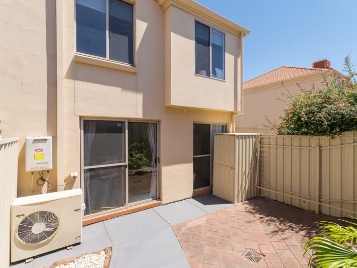 Ideally situated townhouse with stunning 8