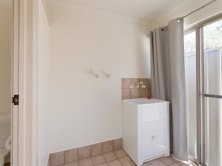 Ideally situated townhouse with stunning 9