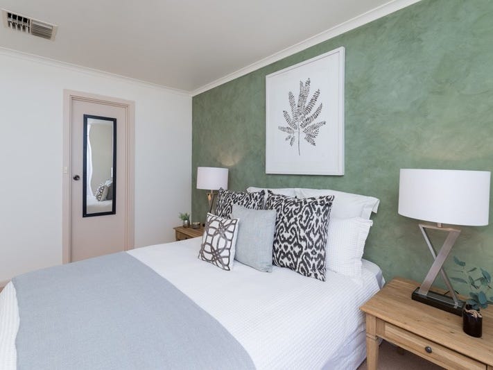 Ideally situated townhouse with stunning 10