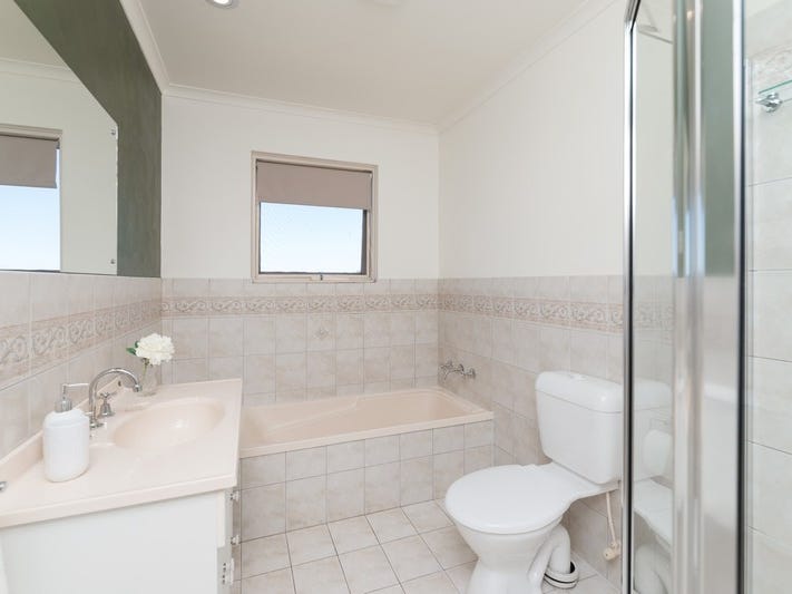 Ideally situated townhouse with stunning 11