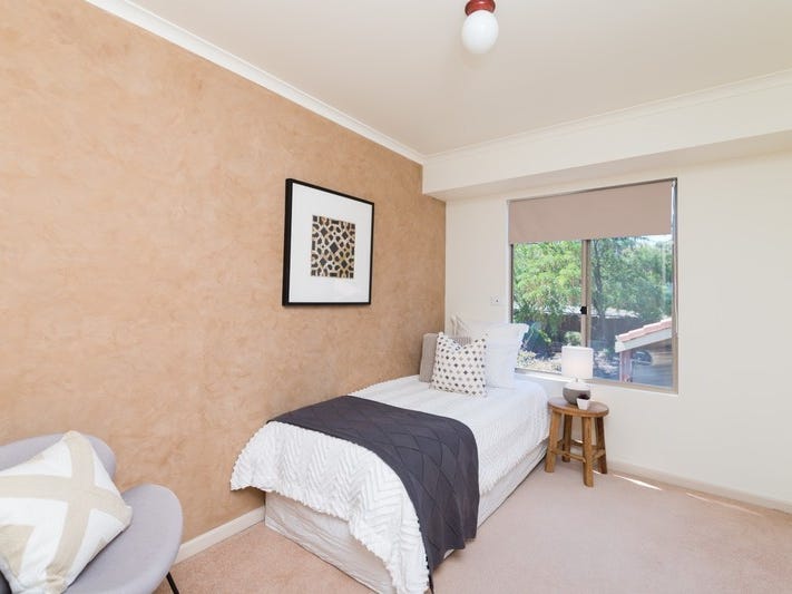 Ideally situated townhouse with stunning 14
