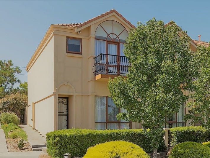 Ideally situated townhouse with stunning 15