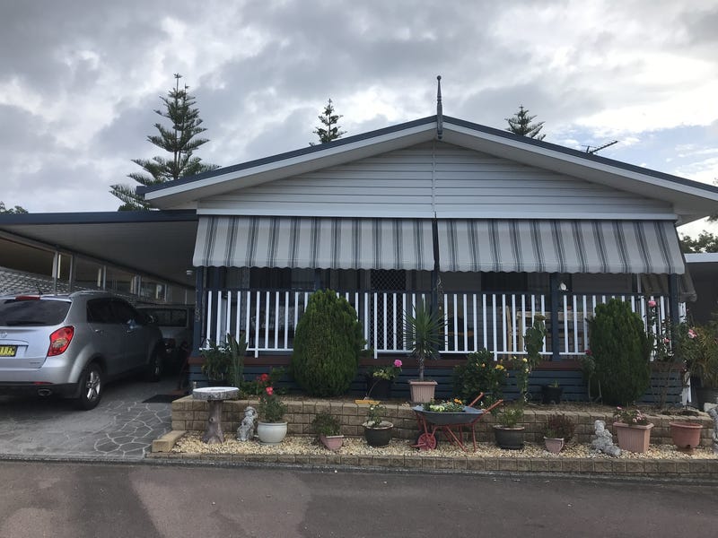 3-bedroom house just a short stroll from the Lake