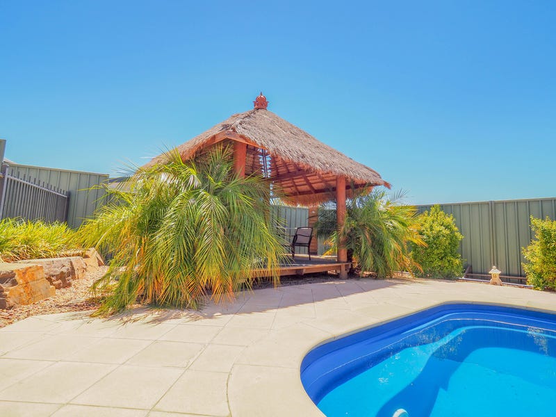 Family Entertainer in perfect location 9
