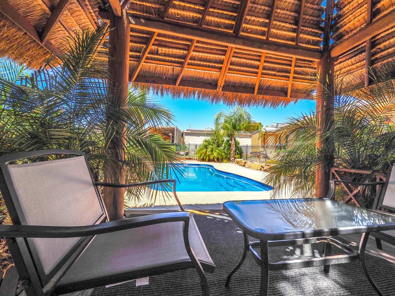 Family Entertainer in perfect location 12