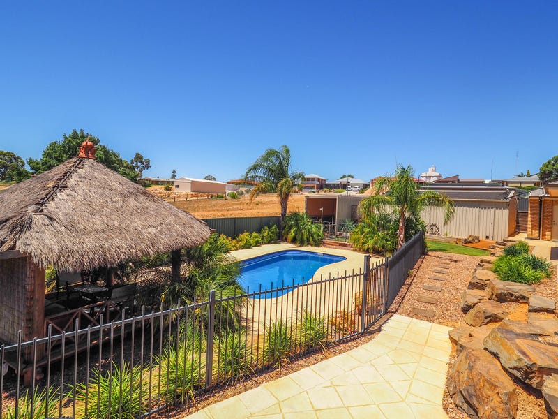 Family Entertainer in perfect location 13