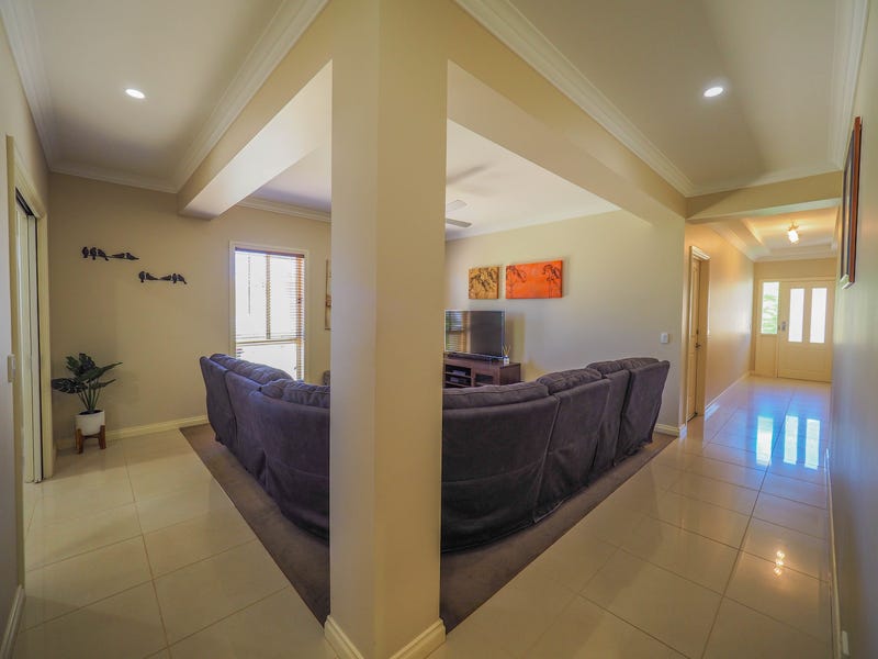 Family Entertainer in perfect location 15