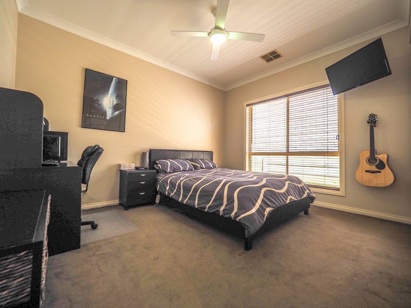 Family Entertainer in perfect location 18