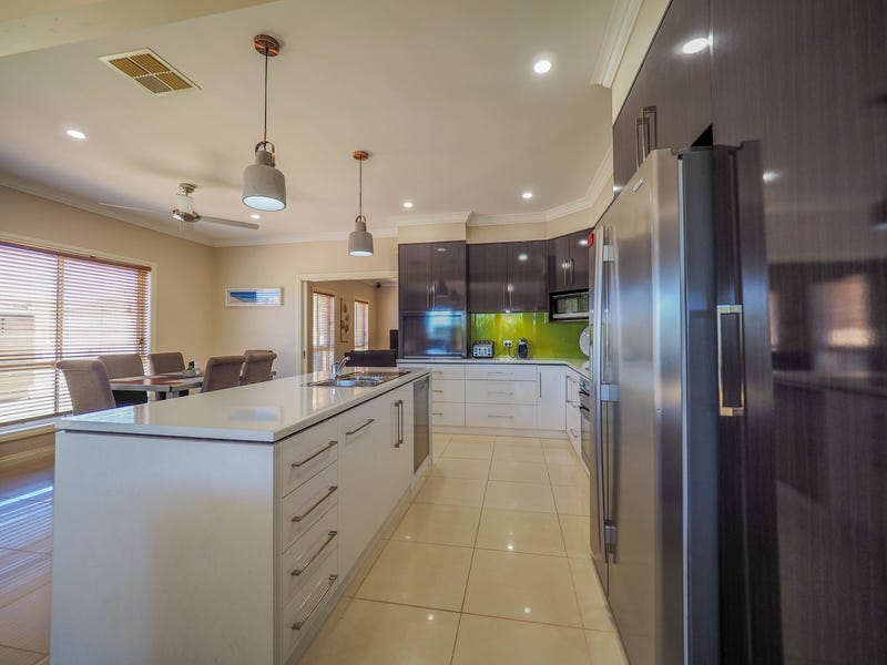 Family Entertainer in perfect location 24