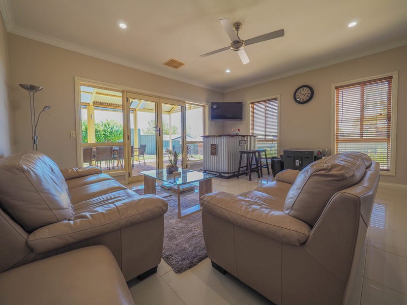 Family Entertainer in perfect location 25