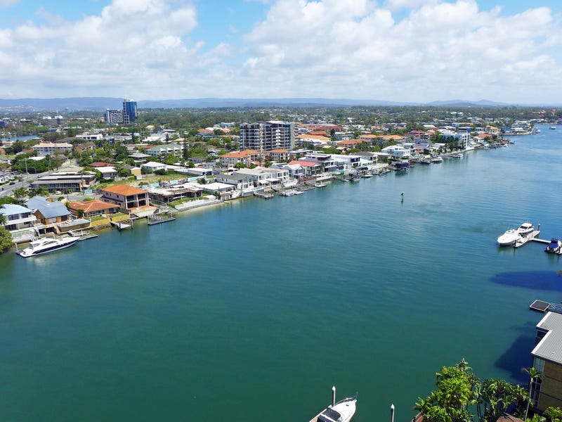 Huge three bedroom waterfront apartment in Surfers Paradise