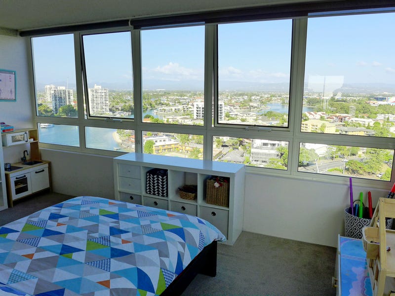 Huge three bedroom waterfront apartment 9