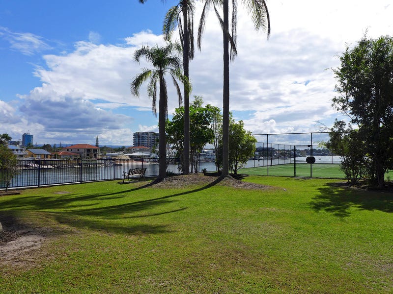 Huge three bedroom waterfront apartment 18