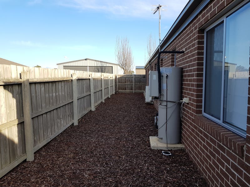 Modern low maintenance home 14