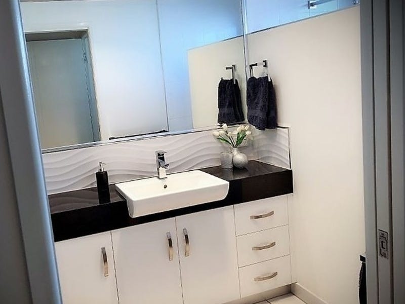 Beautiful family home located close 11