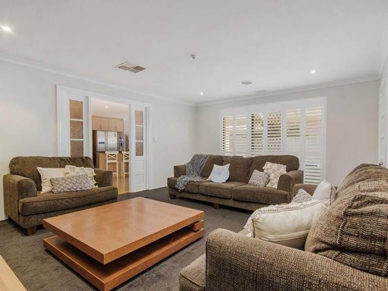 Absolutely beautiful large family home 6