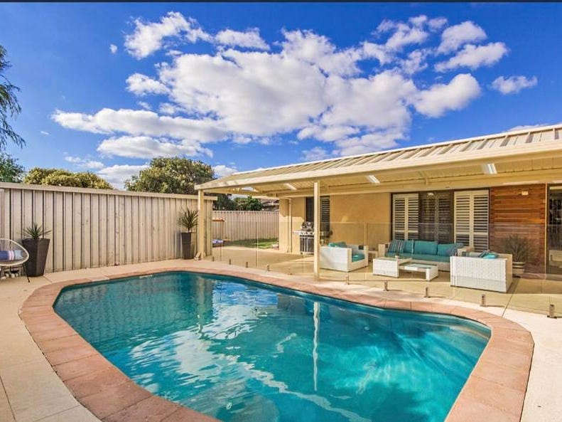 Absolutely beautiful large family home 11