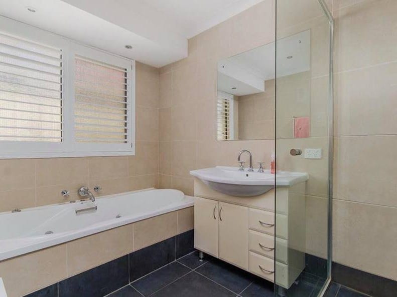 Absolutely beautiful large family home 13
