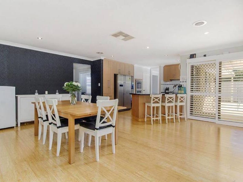Absolutely beautiful large family home 15