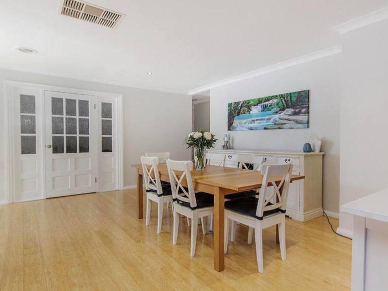 Absolutely beautiful large family home 18