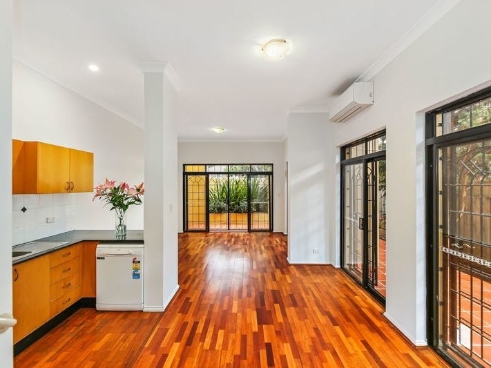 LIGHT-FILLED, BOUTIQUE TOWN HOUSE WITH SPACIOUS TERRACES