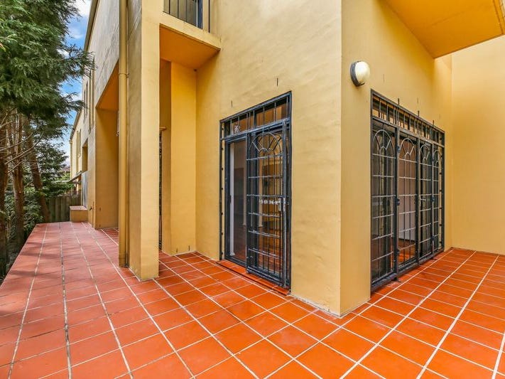 LIGHT-FILLED, BOUTIQUE TOWN HOUSE WITH 2