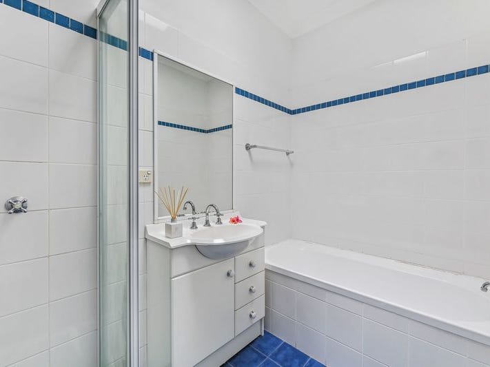 LIGHT-FILLED, BOUTIQUE TOWN HOUSE WITH 7