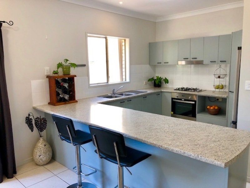 UNDER OFFER $435,000 4