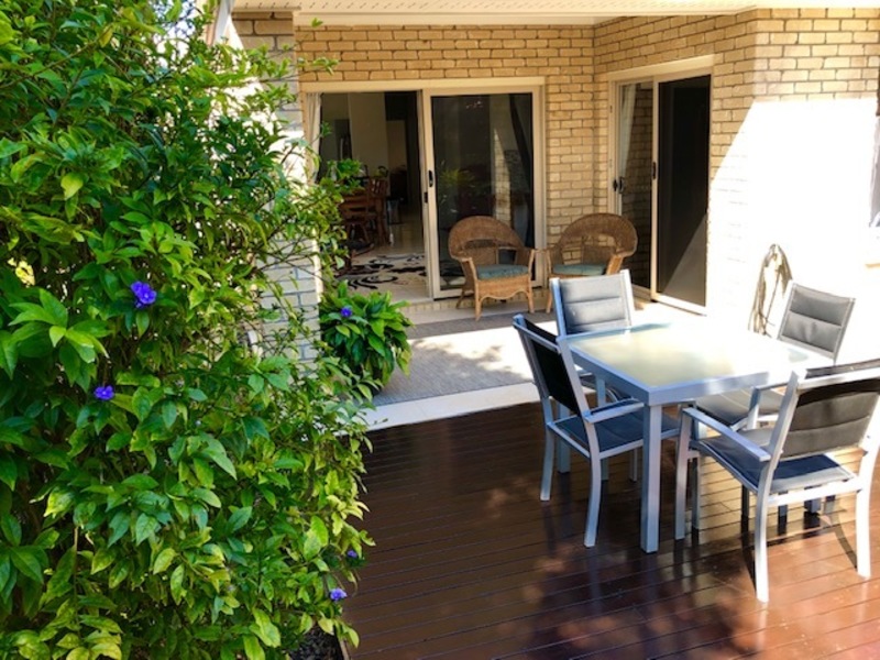UNDER OFFER $435,000 8