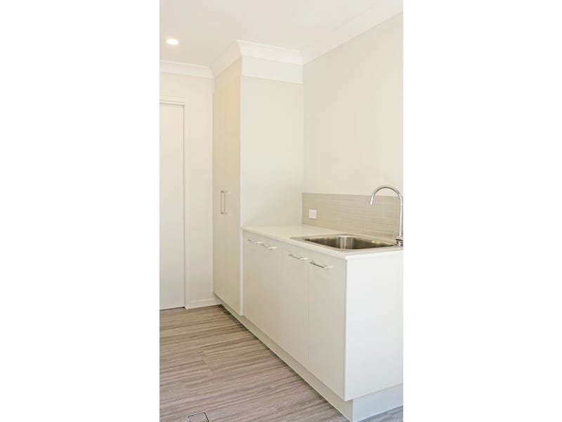 New home in parkside setting 8