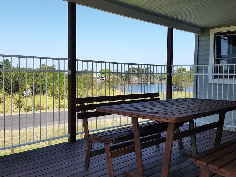 Riverfront 3 Bedroom plus office &  DLUG family home